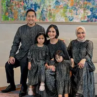 Caca Tengker tampil mengenakan dress sarimbit warna hitam bermotif. Caca pun tampil dengan rambut pendek belah dua tanpa poni. [@geulis.id]