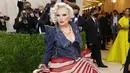 Debbie Harry tiba di Met Gala 2021 mengenakan gaun rancangan Zac Posen. Gaun ini memiliki 3 warna khas bendera Amerika Serikat, yaitu atasan denim biru, dan rok organza berwarna merah-putih. Foto: Instagram @blondieofficial.