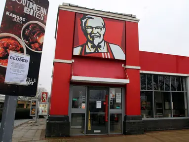 Pengumuman penutupan sementara terpampang di luar gerai makanan cepat saji KFC dekat Ashford, Inggris, Senin (19/2). Lebih dari 600 dari 900 gerai KFC yang ada di Inggris tutup sejak akhir pekan lalu karena kehabisan stok ayam. (Gareth Fuller/PA via AP)