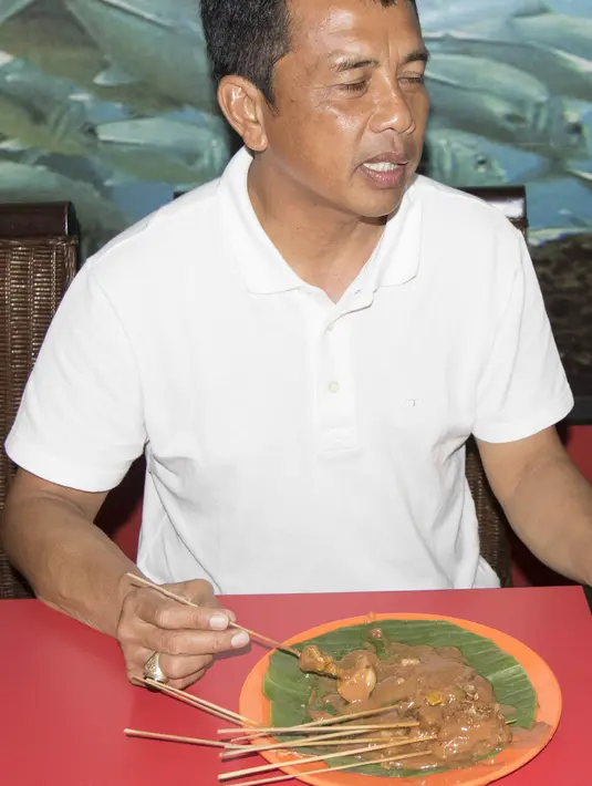 Sambil menikmati sate padang, pelatih Mitra Kukar, Jafri Sastra, juga bercerita tentang masa lalu dan rencana masa depannya. (Bola.com/Vitalis Yogi Trisna)