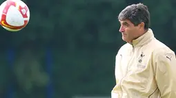 Tottenham Hotspur manager Juande Ramos attends a team training session in Chigwell, Essex, on September 26, 2008. Tottenham will play against Portsmouth in the Premiership on Sunday September 28, 2008. AFP PHOTO/Carl de Souza