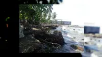 Sejak dua hari ini gelombang pasang terus menggerus tanah daratan sejauh 10 meter dari bibir pantai. (Dewi Divianta/Liputan6.com)