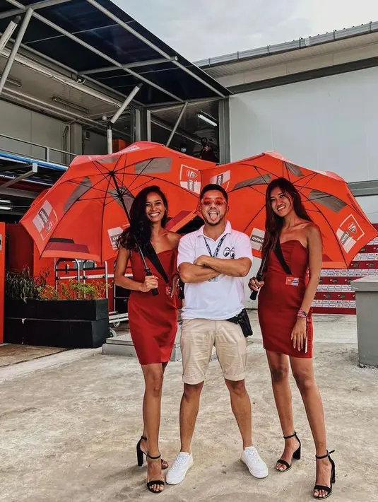 Menyusul Eko Patrio, Ananda Omesh juga tak kalah sporty memadukan polo t-shirt dengan short pants. (Instagram/omeshomesh).