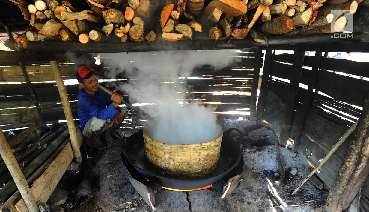 Seorang pria memasak air nira kelapa yang akan dijadikan gula merah di desa Taman Jaya, Sukabumi, Jawa Barat  (24/06). Dalam sehari warga dapat menghasilkan gula kelapa sekitar 20 kilogram. (Merdeka.com/Arie Basuki)