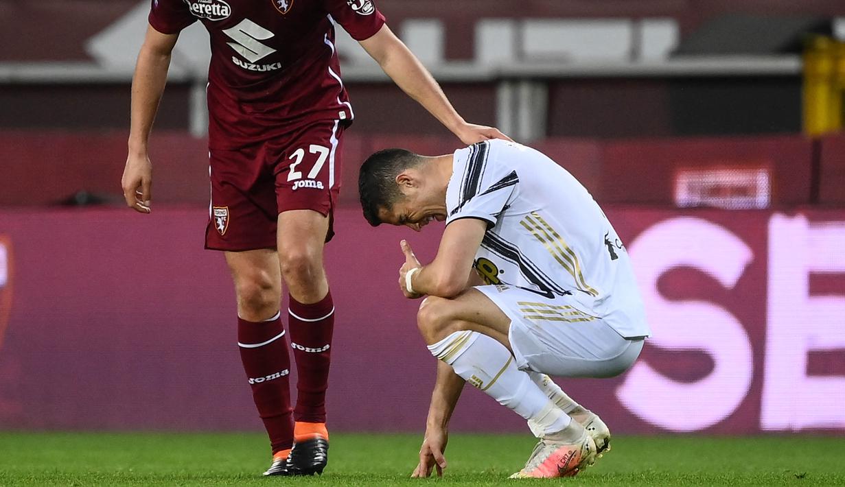 Striker Juventus, Cristiano Ronaldo, tampak kecewa usai ditahan imbang Torino pada laga Serie A di Stadion Olympic, Turin, Minggu (4/4/2021). Kedua tim bermain imbang 2-2.(AFP/Marco Berorello)