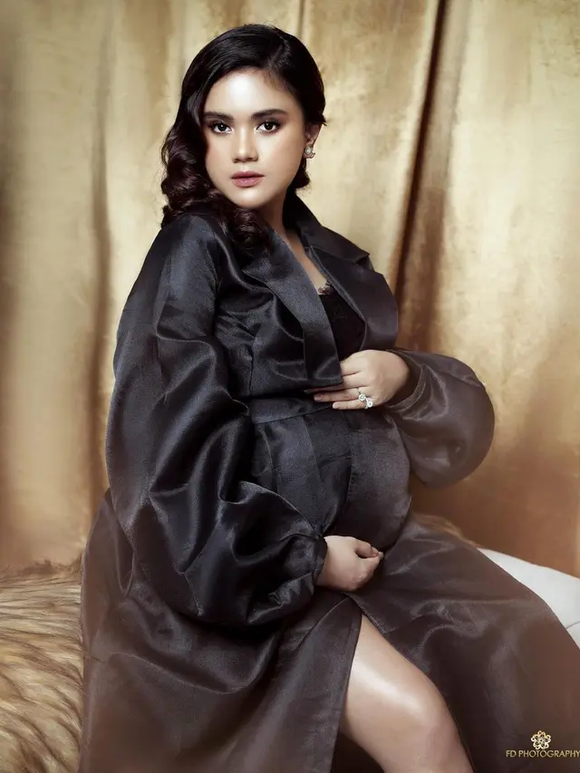 5 Pemotretan Maternity Shoot Audi Marissa dengan Gaun Hitam, Tampil Elegan