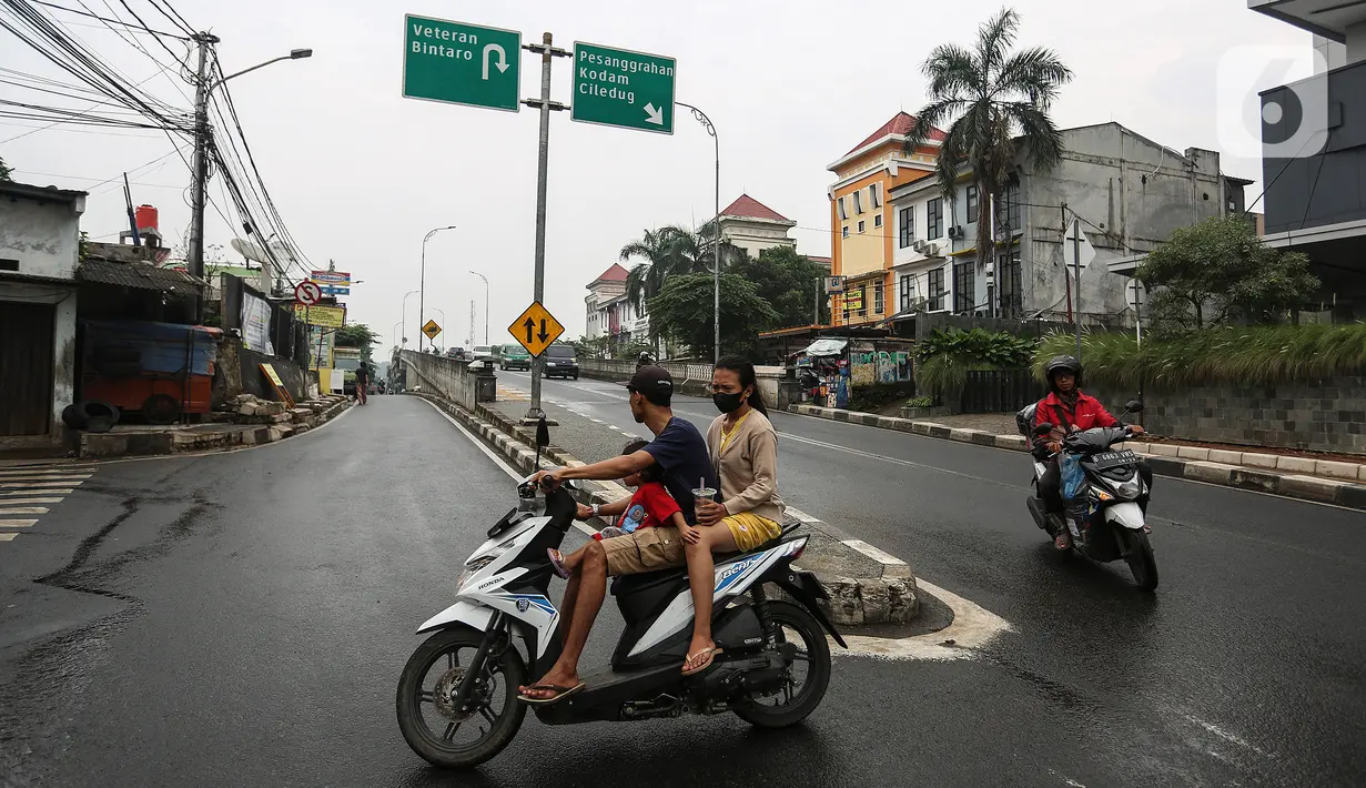 Warga menggunakan sepeda motor melintasi jalan Bintaro Permai, Jakarta, Rabu (15/6/2022). Korps Lalu Lintas (Korlantas) Polri menghimbau kepada masyarakat khususnya pengguna motor untuk tidak menggunakan sandal dan celana pendek saat berkendara dikarenakan,sandal jepit tidak akan melindungi bagian kaki pengendara. (Liputan6.com/Johan Tallo)