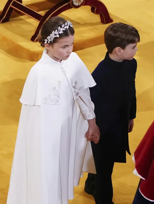 Saat memasuki gereja, Pangeran Louis dan Putri Charlotte berjalan di belakang Pangeran William dan Kate Middleton. (Yui Mok, Pool via AP)