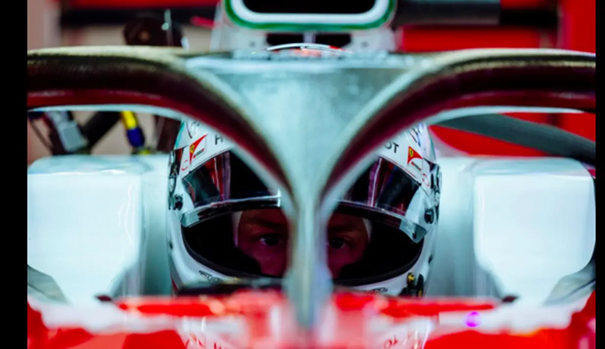 Halo-style cockpit protection dipakai dua pebalap Ferrari Sebastian Vettel dan Kimi Raikkonen pada tes pramusim di Sirkuit Catalunya, Barcelona. (Bola.com/Twitter/Formula1)