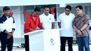 Presiden Joko Widodo membukukan tanda tangan saat meresmikan stadion aquatic di kawasan Gelora Bung Karno, Jakarta, Sabtu (2/12/2017). Presiden meresmikan empat venue yang akan digunakan untuk Asian Games 2018. (Biro Pres Setpres/Rustam)