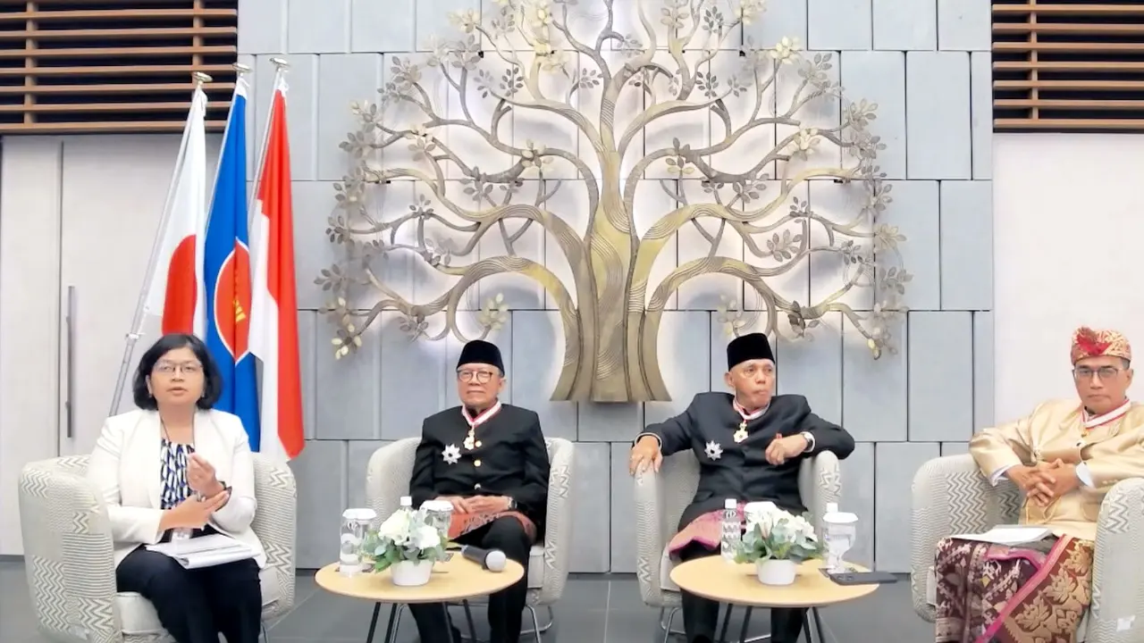 Jepang memberikan penghargaan bintang jasa kepada Dipo Alam, Hatta Rajasa dan Budi Karya. (Tangkapan layar)