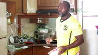 Pelatih Penang FA Jacksen F Tiago saat memamerkan skil memasak di Apartemennya di Penang, Malaysia. (Bola.vom/Nicklas Hanoatubun)