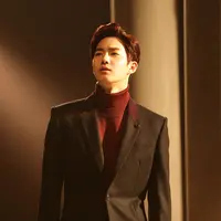 Saat ini Suho EXO sedang disibukkan dengan syuting drama terbarunya yang berjudul Rich Man Poor Woman. Di drama itu, cowok berwajah tampan ini beradu akting dengan Park Sung Hoon. (Foto: Soompi.com)