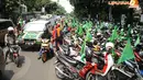 Kampanye yang digelar Sabtu (05/04/14) membuat kemacetan di Jalan Proklamasi akibat ratusan motor parkir di badan jalan (Liputan6.com/Helmi Fithriansyah)