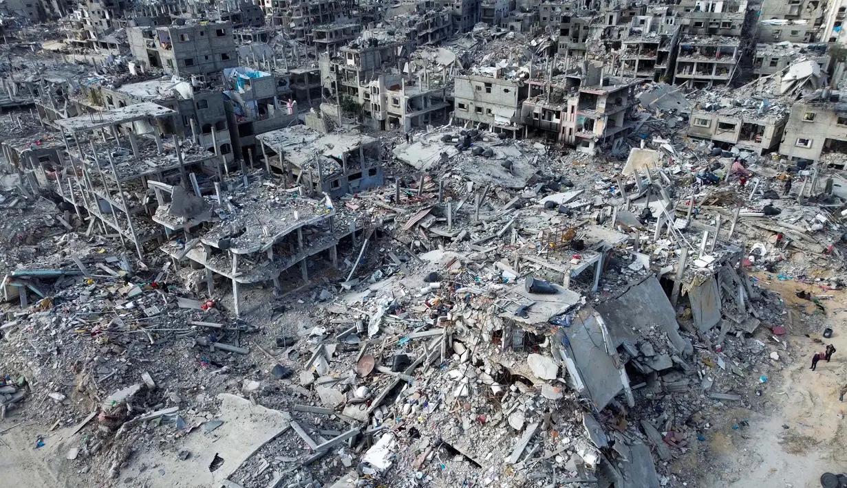 Para pengungsi Palestina berjalan dari beberapa wilayah pengungsian menyusuri kota-kota yang sudah runtuh total akibat perang yang terjadi selama sekitar 15 bulan di Gaza. (Foto oleh AFP)