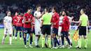 Calvin Verdonk (kanan) dan sejumlah pemain Lille bersalaman dengan pemain SK Brann seusai laga Liga Europa 2025/2026 di Stade Pierre-Mauroy in Villeneuve-d'Ascq, Prancis, Kamis (25/09/2025) waktu setempat. (AFP/Sameer Al-Doumy)