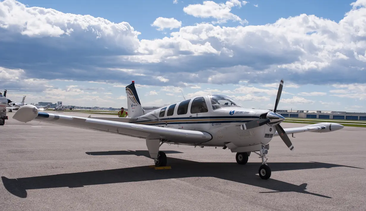 Pesawat Beechcraft Bonanza A36 yang diterbangkan Shaesta Waiz di Montreal, Kanada, Senin (15/5). Shaesta juga akan pentingnya pendidikan ilmu pengetahuan, teknologi, teknik, dan matematika (STEM). (AFP Photo/Catherine Legault)