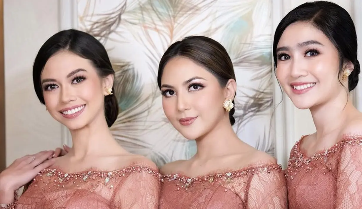 Yuki Kato, Jessica Mila, dan Febby Rastanty tampil dengan makeup glam pinknya dan coralnya.Credit: @victoria_makeupatelier
