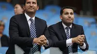 CEO Manchester City Ferran Soriano (kiri) bersama Pemilik City Khaldoon Al Mubarak (IAN KINGTON / AFP)