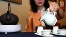 Tea Master, Suwarni Widjaja saat upacara penyeduhan teh atau Kungfu Cha di Kopi Oey, Jakarta, Senin (24/9). Aroma teh yang harum dan uap air yang hangat akan merelaksasikan saraf indera. (Liputan6.com/Fery Pradolo)