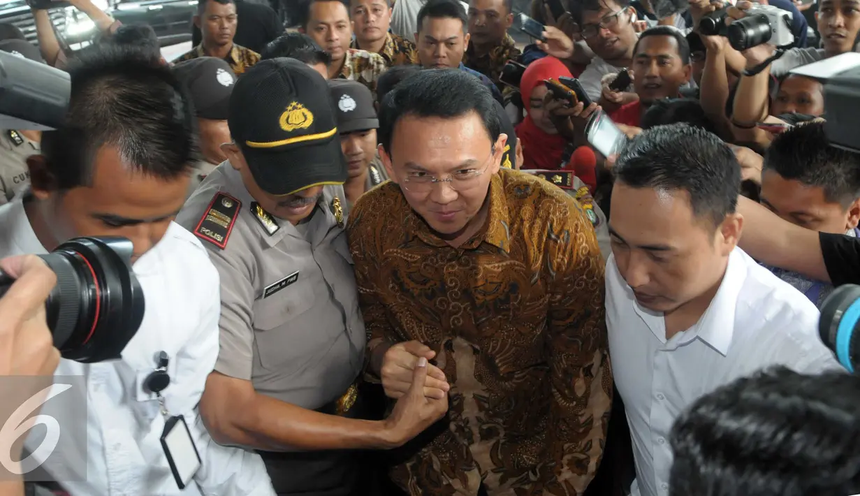 Gubernur DKI Jakarta Basuki T Purnama berjalan masuk ke gedung KPK, Jakarta (10/5). Ahok diperiksa sebagai saksi dalam penyidikan perkara dugaan tindak pidana pemberian hadiah terkait pembahasan Raperda Pantai Utara Jakarta. (Liputan6.com/Helmi Afandi)