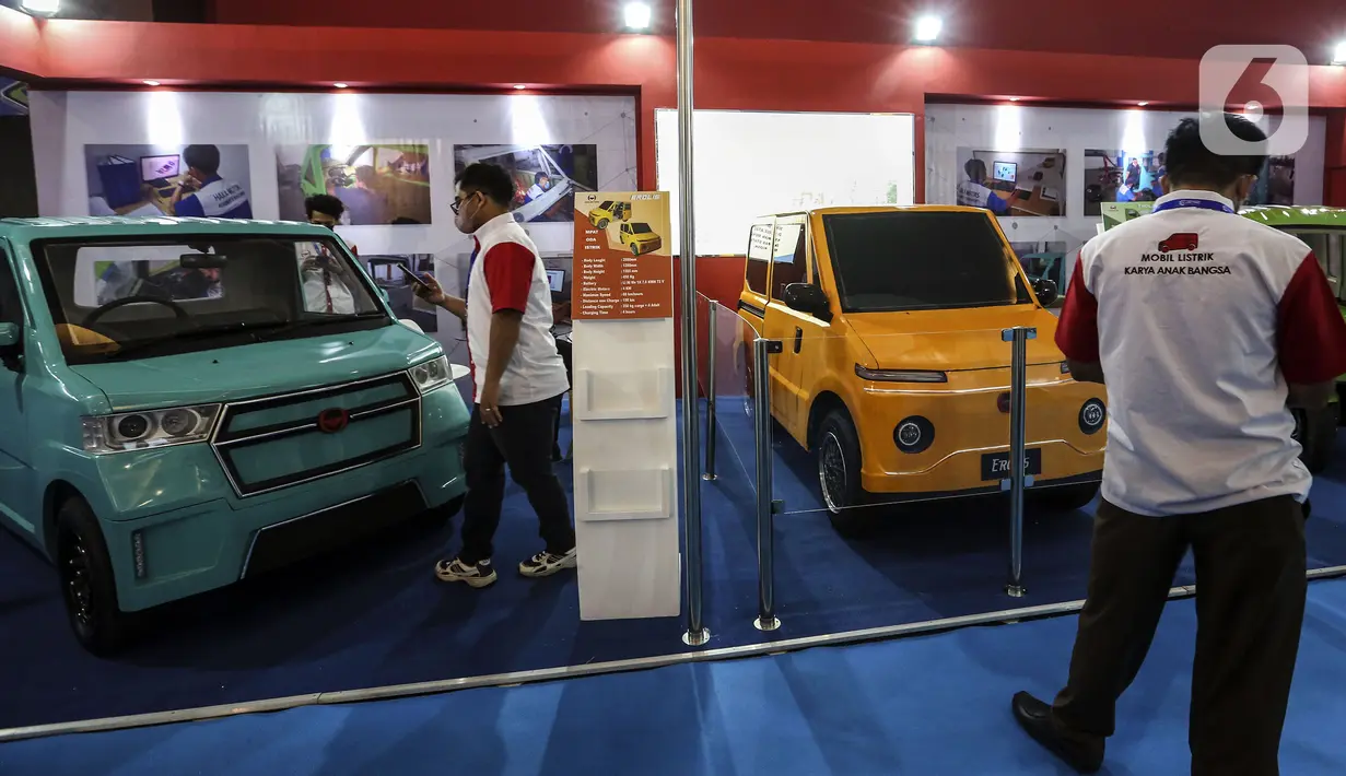 Sejumlah mobil listrik dipamerkan pada pameran kendaraan listrik Persatuan Industri Kendaraan Listrik Indonesia (Periklindo) Electric Vehicle Show di JIEXPO Kemayoran, Jakarta, Jumat (22/7/2022). Pameran yang berlangsung pada 22-31 Juli 2022 ini menampilkan beragam inovasi untuk kendaraan listrik, mobil dan motor. (Liputan6.com/Johan Tallo)