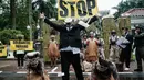Di sisi lain, dalam pengarahan ke kepala daerah se-Papua dan Komite Eksekutif Percepatan Pembangunan Otonomi Khusus Papua, di Istana Negara, pada Selasa 16 Desember 2025, Presiden Prabowo menyebut wilayah Papua harus ditanam kelapa sawit untuk Bahan Bakar Minyak (BBM), dan tebu atau singkong untuk etanol. Tampak dalam foto, aktivis Greenpeace Indonesia dan bersama beberapa pemuda Papua menggelar aksi teatrikal saat berunjuk rasa di depan Kantor Kementerian Koordinator bidang Perekonomian, Jakarta, Kamis (18/12/2025). (Yasuyoshi Chiba/AFP)