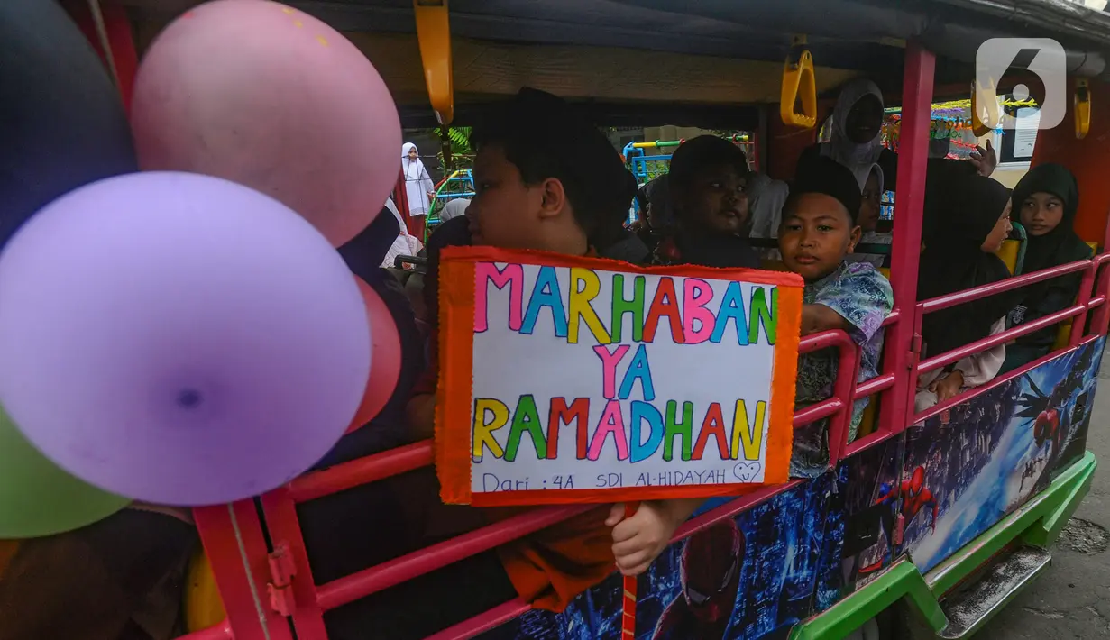 Mereka membawa poster, spanduk dan selebaran berisi seruan serta ajakan untuk menjalankan ibadah puasa selama Ramadan. (merdeka.com/Arie Basuki)