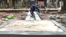 Petugas membuat saluran sumur resapan di kawasan Lenteng Agung, Jakarta, Rabu (20/3). Pembuatan sumur resapan di kawasan tersebut bertujuan mengurangi genangan air yang timbul setiap hujan deras. (Liputan6.com/Immanuel Antonius)