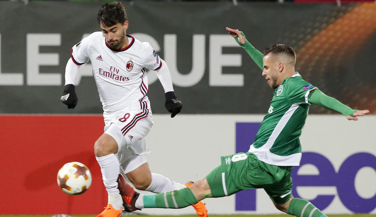 Pemain AC Milans, Suso (kiri) berebut bola dengan pemain Ludogorets, Lucas Sasha pada laga 32 besar Liga Europa di Ludogorets Arena, Razgrad, Bulgaria, (15/2/2018). AC milan menang 3-0. (AP Photo)