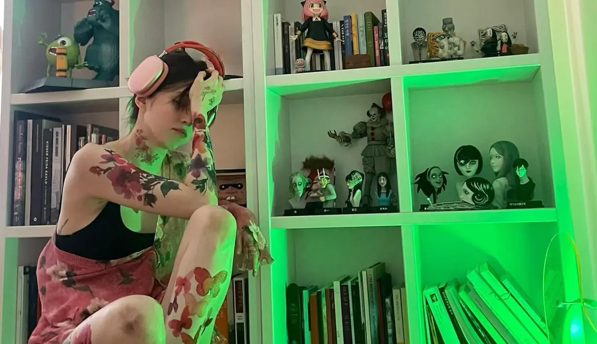 Han So Hee tampil bak anak seni saat memamerkan tato barunya yang didominasi oleh bunga [@xeesoxee]