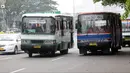 Bus Kopaja dan Metromini melintas di Jalan Jenderal Sudirman, Jakarta, Rabu (4/7). Wagub DKI Jakarta Sandiaga Uno melarang angkutan umum seperti Kopaja dan Metromini melintasi jalan protokol selama Asian Games 2018. (Liputan6.com/Arya Manggala)