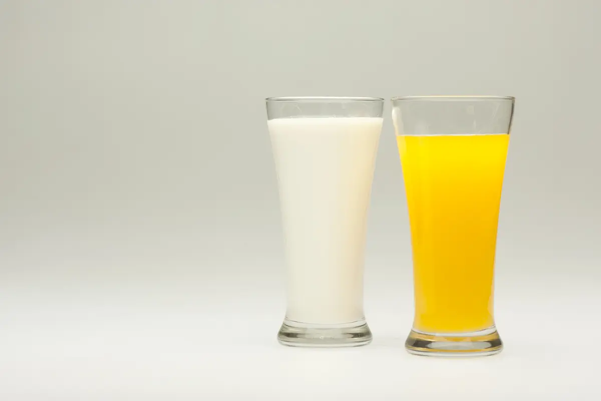Jus jeruk atau susu untuk sarapan. (iStockphoto)