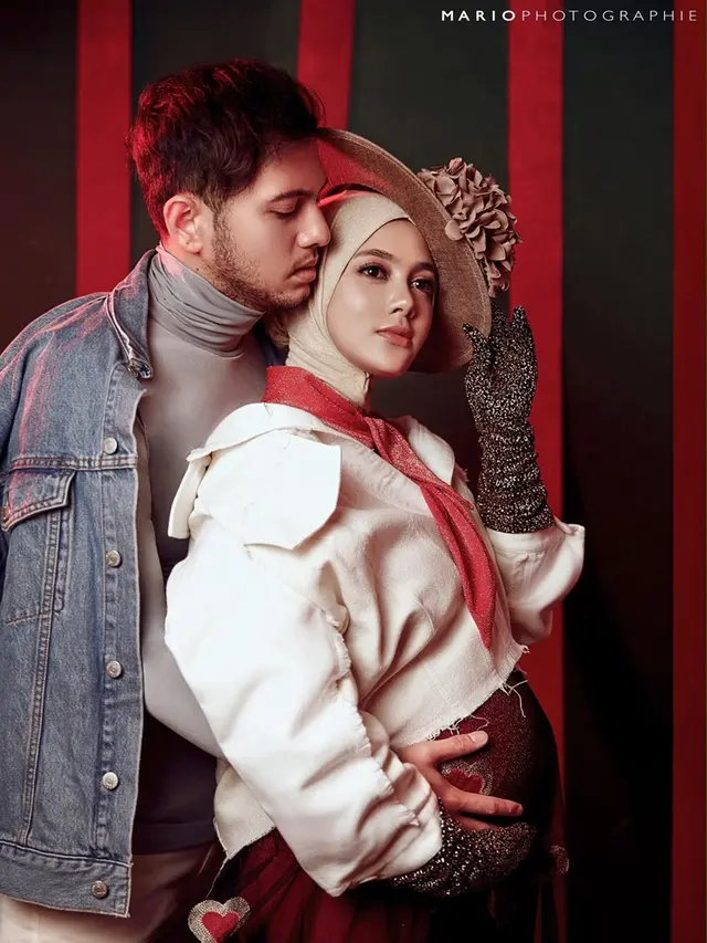 6 Potret Maternity Shoot Istri Rifky Balweel, Tampil Klasik dan Elegan