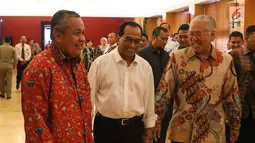 Gubernur Bank Indonesia Perry Warjio, Menhub Budi Karya Sumadi dan Menteri Perdagangan Enggartiasto Lukita berjalan saat akan mengikuti Rakor di Gedung BI, Jakarta, Rabu (4/9/2019). Rakor pemerintah, Pemerintah Daerah, dan BI membahas Pengembangan Industri Manufaktur. (Liputan6.com/Angga Yuniar)