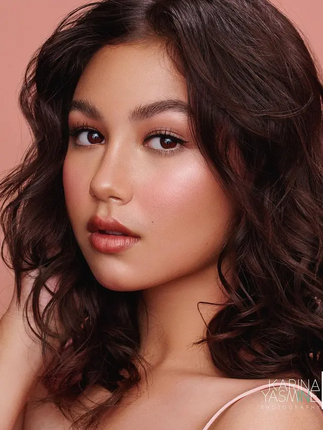 Biasa Natural, Ini 6 Pesona Saskia Chadwick Saat Tampil dengan Makeup Tebal