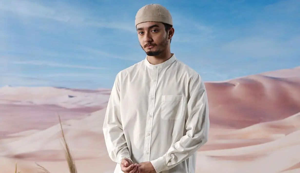 Salah satu penampilan Bryan Domani yang sering curi perhatian ialah kala dirinya memakai baju koko. Bryan Domani sendiri kerap tampil memakai baju koko saat membintangi film bernuansa islami. (Liputan6.com/IG/@bryandomani_bd_)