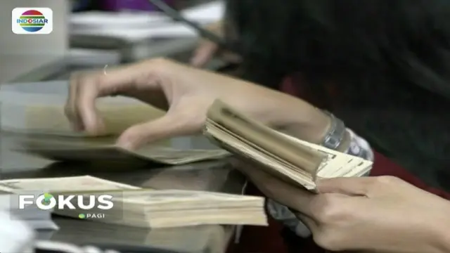 Nilai tukar rupiah melemah, warga antre tukar dolar Amerika Serikat milik mereka di tempat penukaran valuta asing di kawasan Menteng, Jakarta Pusat.