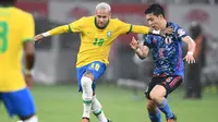 Pemain Brasil Neymar (kiri)&nbsp;coba diadang pemain Jepang Wataru Endo selama pertandingan persahabatan di Japan National Stadium, Tokyo,&nbsp;Senin, 6 Juni 2022. Brasil menang 1-0 berkat gol Neymar. (foto: CHARLY TRIBALLEAU / AFP)
