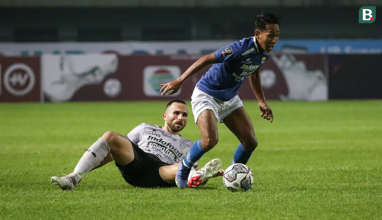 Pemain Persib Bandung, Febri Hariyadi (kanan) berebut bola dengan pemain Bali United, Ilija Spasojevic saat babak penyisihan Grup C Piala Presiden 2022 antara Persib Bandung melawan Bali United di Stadion Gelora Bandung Lautan Api, Bandung, Minggu (12/06/2022). (Bola.com/Bagaskara Lazuardi)