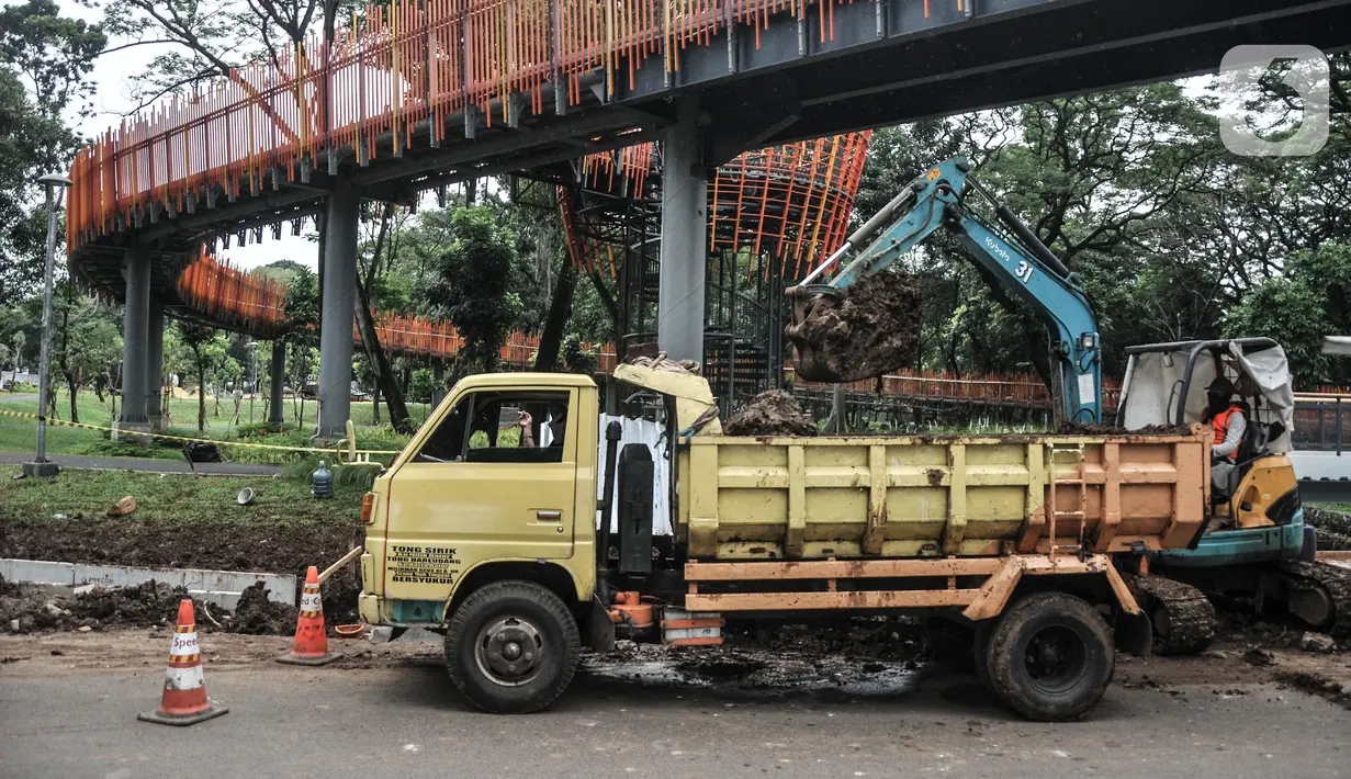 Pekerja menyelesaikan pembangunan Tebet Eco Garden di Jakarta Selatan, Kamis (3/3/2022). Pembangunan Tebet Eco Garden masuk proses finishing dan akan memiliki fasilitas jembatan penghubung, area bermain anak, community garden, thematic garden, dan sarana olahraga. (merdeka.com/Iqbal S. Nugroho)