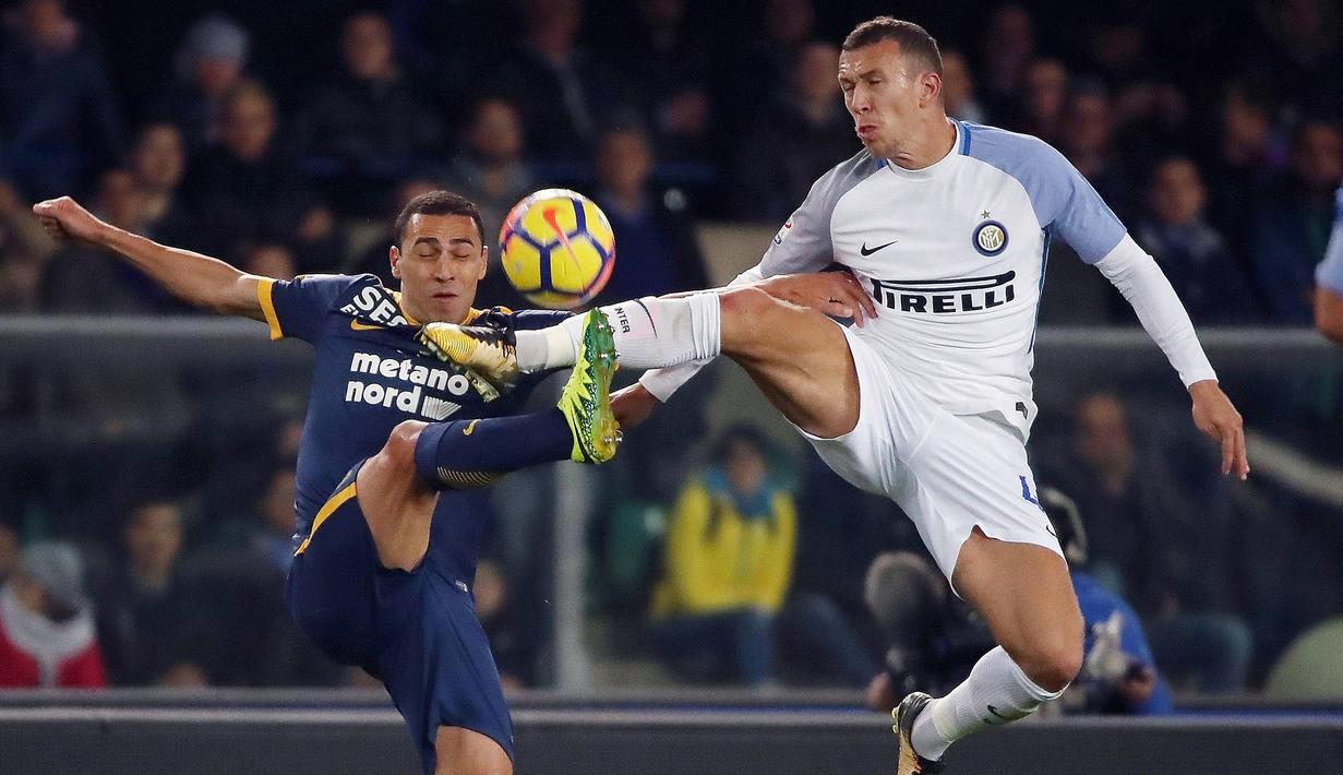 Pemain Hellas Verona, Orestes Romulo (kiri) berduel dengan pemain Inter Milan, Ivan Perisic pada lanjutan Serie A di Bentegodi stadium, Verona, (30/10/2017). Inter Milan menang 2-1. (Filippo Venezia/ANSA via AP)