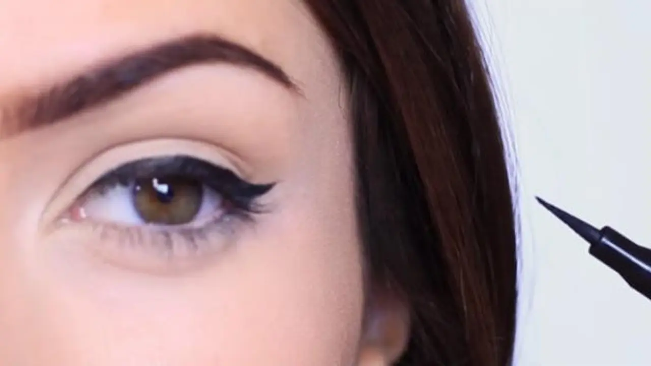 Trik Makeup Jitu Wujudkan Cat Eyeliner dengan Pembersih Gigi