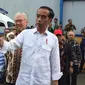 Presiden RI Joko Widodo (Jokowi) bersama Direktur Utama Perum Bulog Budi Waseso meninjau gudang beras Bulog Divre DKI Jakarta dan Banten, Kelapa Gading, Jakarta Utara, Kamis (10/1/2019).