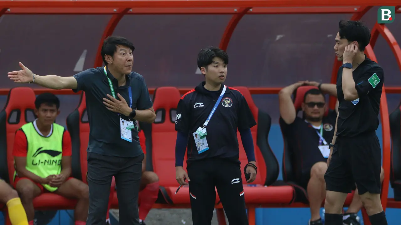 Foto: Ekspresi Coach Shin Tae-yong yang Kesal dengan Keputusan Wasit saat Timnas Indonesia Bertemu Filipina di SEA Games 2021