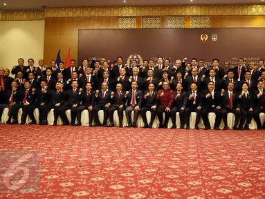 Ketua PSSI Edy Rahmayadi (tengah) bersama jajarannya melakukan foto bersama usai acara pelantikan Pengurus PSSI 2016-2020, di Jakarta, Jumat (27/1). Ketum KONI, Tono Suratman, resmi melantik kepengurusan PSSI periode 2016-2020. (Liputan6.com/Johan Tallo)