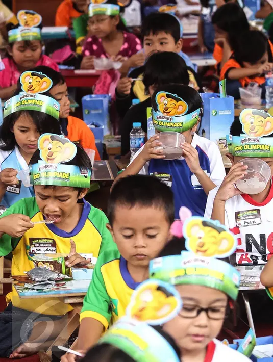 Sebanyak 1000 anak-anak sarapan Koko Krunch bersama di Keong Mas, TMII, Sabtu (13/02). Acara yang merupakan rangkaian Koko Olimpiade, Nestlé Breakfast Cereals mengajak 8.000 anak usia SD untuk sarapan bersama di delapan kota (Liputan6.com/Fery Pradolo)