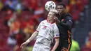 Visar Musliu (kiri) harus ekstra keras melakukan duel udara dengan Denzel Dumfries dalam pertandingan yang diselenggarakan di Johan Cruyff ArenA tersebut. (Foto: AFP/Pool/Kenzo Tribouillard)