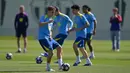 Barcelona menang 2-1 lewat gol menit akhir Robert Lewandowski dan kini unggul tujuh poin di puncak klasemen. Tampak dalam foto, para pemain Barcelona saat menghadiri sesi latihan menjelang pertandingan leg pertama perempat final Liga Champions 2025/2026 melawan Atletico Madrid di lapangan latihan Joan Gamper, Sant Joan Despi, dekat Barcelona, pada Selasa 7 April 2026. (MANAURE QUINTERO/AFP)