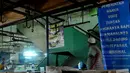 Sebuah spanduk tuntutan terpasang di kios pedagang daging sapi di Pasar Palmerah, Jakarta, Senin (10/8/2015). Pedagang daging sapi melakukan aksi mogok jualan karena harga daging terus merangkak naik mencapai Rp 130 ribu/kg. (Liputan6.com/Johan Tallo)